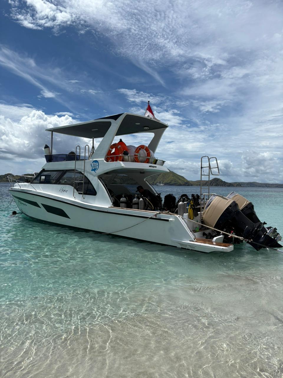 Fast boat diving komodo